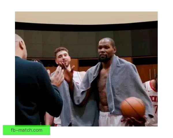 火箭更衣室泼水庆祝杜兰特超越乔丹 赤膊领取比赛用球回忆经典时刻