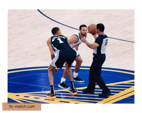 库里赞文班亚马更衣室气场强烈激励全队信心满满 库里赞文班亚马更衣室气场强烈激励全队信心满满